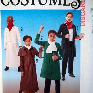 以下が含まれることがあります： 3つの歴史的なコスチュームの縫製パターン。パターンには、赤いスカーフが付いた白いコート、ケープが付いた茶色のコート、白いスカーフが付いた緑のコートが含まれています。パターンはマッコールズコスチュームズ製です。