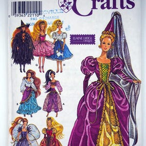 Puede incluir: Patrón Simplicity Crafts con diseños de disfraces para muñecas. La portada muestra ilustraciones de muñecas con varios atuendos, como una bruja, una princesa y un hada. El patrón incluye el texto "ONE SIZE" y "ELAINE HEIGL Designs."