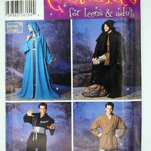 Könnte beinhalten: Ein Schnittmuster für Kostüme mit vier verschiedenen Designs. Das Schnittmuster beinhaltet eine blaue Kapuzenrobe, eine schwarze Kapuzenrobe, ein schwarzes Martial-Arts-Outfit und eine braune Robe mit Gürtel. Das Schnittmuster ist für Teenager und Erwachsene und umfasst die Größen XS bis XL.