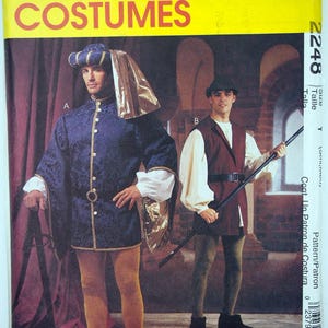 Puede incluir: Patrón de disfraces McCall's con dos atuendos de la época del Renacimiento. Un disfraz incluye una túnica azul con ribetes dorados, un sombrero a juego y medias amarillas. El otro disfraz tiene un chaleco burdeos, camisa blanca y medias verdes. El patrón es el 2248.