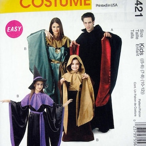 Könnte beinhalten: McCall's Kostüm-Schnittmuster mit vier Halloween-Kostümdesigns. Die Kostüme umfassen eine Hexe, einen Kapuzenmantel und einen Vampirumhang. Das Muster ist mit "Easy" gekennzeichnet und in den USA gedruckt.