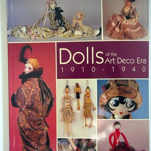 Puede incluir: Portada del libro "Dolls of the Art Deco Era 1910-1940" de Susanna Oroyan. La portada presenta imágenes de muñecas, incluyendo una muñeca sentada con un vestido estampado, una muñeca con sombrero con plumas y muñecas hechas a mano. El texto "Collect, Restore, Create & Play" está en la parte inferior.