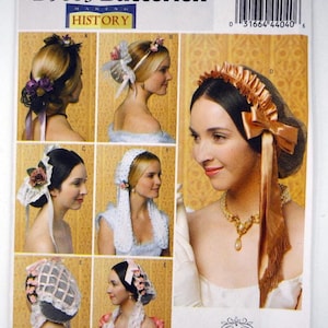 Pode incluir: Um envelope de molde de costura Butterick B5663 com ilustrações de vários toucados de estilo histórico, incluindo redes de cabelo, toucas com folhos e acessórios de cabelo com renda, fitas e detalhes florais, exibidos em modelos.