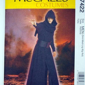 Peut inclure: Patron de costumes McCall's M7422. Le patron présente un costume sombre à capuche avec une longue jupe et une ceinture. Le patron est pour les tailles hommes de petit à XXL. Le logo McCall's est en haut sur fond jaune.