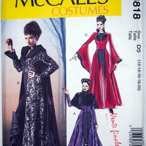 Puede incluir: Patrón de costura McCall's Costumes M6818. El patrón presenta ilustraciones de tres diseños de disfraces diferentes. Los disfraces incluyen abrigos largos, capas y vestidos en negro, rojo y morado. El tamaño del patrón es D5 (12-14-16-18-20).