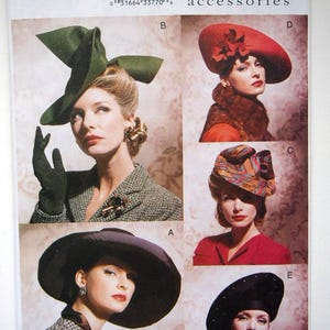 Peut inclure: Patron Vogue Accessoires présentant différents modèles de chapeaux. On y trouve un chapeau noir à larges bords, un chapeau rouge orné de fleurs et un chapeau vert de forme originale. Toutes les tailles sont incluses.