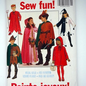 Puede incluir: Un sobre de patrón de costura Butterick, con ilustraciones de niños con varios disfraces. Los disfraces incluyen un diablo, una princesa, un atuendo medieval, un bufón y Caperucita Roja. El texto incluye "Sew fun!" y "Points joyeux!"