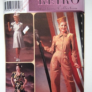 Puede incluir: Patrón de costura Simplicity Retro Costume Collection. El paquete presenta imágenes de disfraces vintage, incluyendo una enfermera, un uniforme militar y un conjunto floral de dos piezas. El paquete tiene un código de barras y el texto "Simplicity Retro Costume Collection".