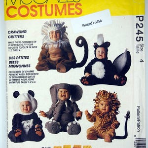 Puede incluir: Un sobre de patrón de costura McCall's Costumes, P245, para tallas de niño pequeño de 1/2 a 4. La portada muestra ilustraciones de cinco disfraces de animales: mono, mofeta, panda, elefante y león. El texto incluye "Crawling Critters" y "The Arma Collection" con un código de barras.