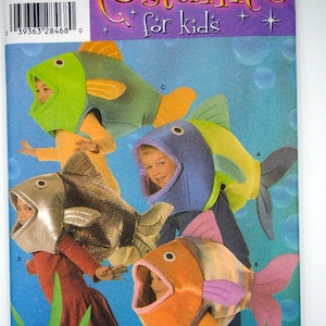 Puede incluir: Un sobre de patrón de costura Simplicity para Costumes for kids, número 4920. La portada presenta ilustraciones de cuatro disfraces de pez diferentes en verde, azul, plateado y naranja, cada uno con un diseño de boca abierta para la cabeza.