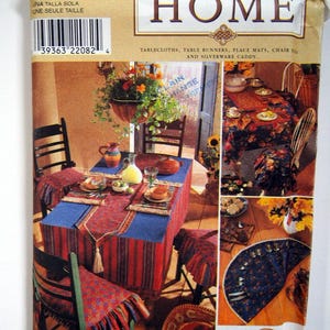 Puede incluir: Patrón de costura Simplicity Home número 8350 para manteles, caminos de mesa, individuales, cojines de silla y porta cubiertos. El patrón incluye una variedad de diseños con temática del suroeste, incluyendo un mantel azul y rojo con borla, un camino de mesa azul y rojo y un individual azul y rojo.