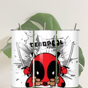 Puede incluir: Tres vasos de acero inoxidable blancos con un gr&aacute;fico en blanco y negro de Deadpool con dos espadas. El texto "DEADPOOL" est&aacute; impreso en negro en los vasos.