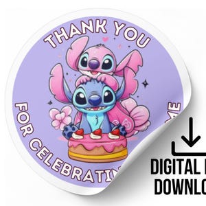 Puede incluir: Pegatina redonda morada con el texto "Gracias por celebrar" y una imagen de dibujos animados de Stitch y Angel de Lilo & Stitch. Stitch es azul y Angel es rosa. Ambos sostienen un pastel rosa y blanco con glaseado rosa y chispas rojas.