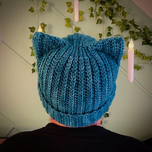 Von Hand gehäkelte Kitty Mütze aus Merino Wolle - Katzenohren Beanie