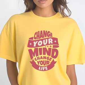 Pode incluir: Camiseta amarela com um gráfico vermelho que diz "Change Your Mind Change Your Life"