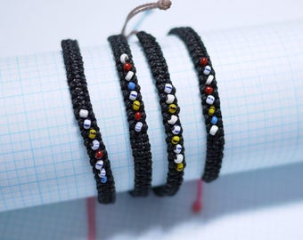 Schwarzes Armband mit Perlen