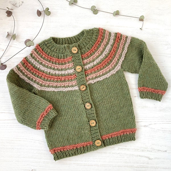 Cardigan Woodland Walk PDF modello lavorato a maglia, taglie per neonati e bambini