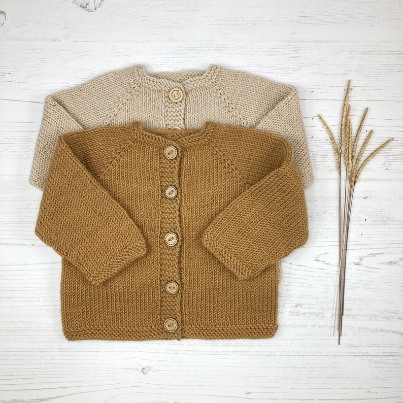 Simple top down baby cardigan knitting pattern. Beginner knitter pattern. The cardigan pattern has a round neckline, raglan sharing and full length sleeves