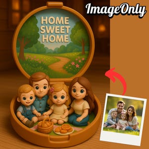 Peut inclure: Un ensemble de figurines familiales miniatures à l'intérieur d'un étui circulaire de couleur beige. L'étui s'ouvre pour révéler une scène de paysage avec les mots "HOME SWEET HOME". L'ensemble comprend une famille de quatre personnes et un panier de pique-nique.