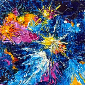 Puede incluir: Pintura abstracta con una textura en relieve, estilo impasto. La obra presenta un fondo azul oscuro con explosiones de color, incluyendo amarillo, naranja, rosa y blanco. La pintura se aplica en capas gruesas, creando un efecto tridimensional.