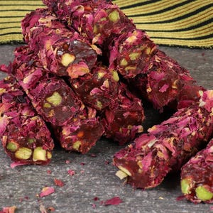 Turkish delight with rose petals and pistachios as a gift | Natural Turkish delight with real rose petals | Traditional Rose Turkish delight