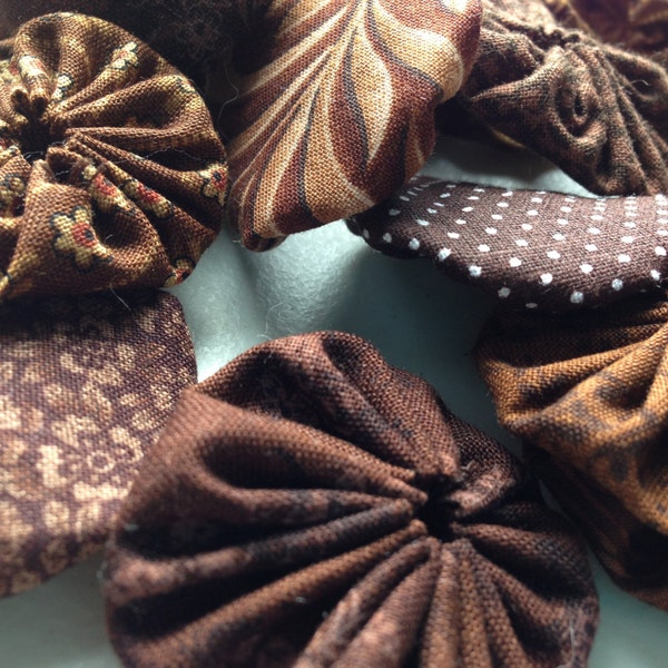 25 fabric yoyo suffolk yo flower pieces  in Brown Fabric , for scrapbook Embellishment  APPLIQUE Quilt GARLAND decoration