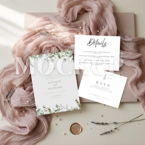 Könnte beinhalten: Ein Hochzeitskarten-Set mit einer Haupt-Einladung, einer Detailkarte und einer RSVP-Karte. Die Einladungen haben ein minimalistisches Design mit botanischen Akzenten und eleganter Typografie. Das Set ist mit einem rosafarbenen Stoff und dekorativen Elementen arrangiert.