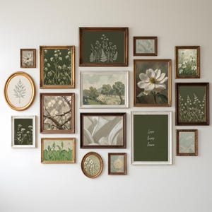 Könnte beinhalten: Eine Sammlung gerahmter botanischer Kunstdrucke in verschiedenen Größen und Stilen. Die Drucke zeigen Blumen- und Landschaftsdesigns in Grün-, Weiß- und Brauntönen. Einige Rahmen sind goldfarben, andere aus Holz, und einer trägt den Text "Love lives here".