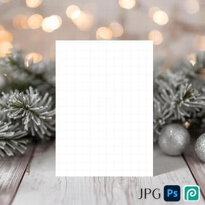 Puede incluir: Un papel blanco cuadriculado con un fondo borroso de decoraciones navideñas. El papel está centrado en una superficie de madera, con ramas de pino heladas y adornos plateados a ambos lados. La esquina inferior derecha tiene el texto "JPG Ps e".