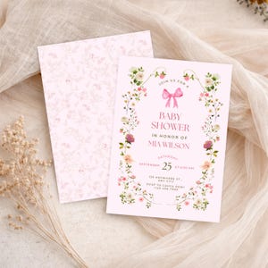 K&ouml;nnte beinhalten: Eine hellrosa Babyparty-Einladungskarte mit einem Blumenkranz-Rand, einer rosa Schleifenillustration und dem Text Join us for a baby shower in honor of Mia Wilson, Saturday September 25 at 6:00 PM, 123 Anywhere St., Any City, RSVP to Cahya Dewi +123-456-7890.