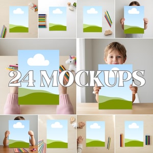 Op de afbeelding: Een verzameling van 24 mockups met een blauwe lucht en groen landschap ontwerp. De mockups worden vastgehouden door kinderen en gerangschikt met kleurpotloden, speelgoed en een eenhoorn. De tekst "24 MOCKUPS" staat over de afbeelding.
