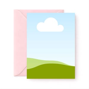 Op de afbeelding: Een wenskaart met een landschapsontwerp met een blauwe lucht, witte wolk en groene heuvels. De kaart wordt gecombineerd met een roze envelop, wat een zachte en uitnodigende uitstraling creëert. Het ontwerp is eenvoudig en strak.