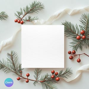 Peut inclure: Une composition festive de Noël avec un carré blanc vierge entouré de branches de conifères, de baies rouges et d'un ruban crème. L'ensemble est posé sur un fond blanc, créant une esthétique épurée et saisonnière.