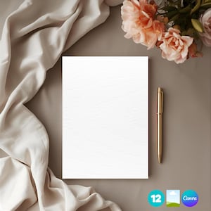 Puede incluir: Un papel blanco en blanco con textura de vetas de madera, un bolígrafo dorado y un ramo de flores color melocotón están dispuestos sobre una superficie neutra. La imagen también incluye una tela beige y el logotipo de Canva.