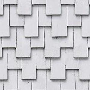 Op de afbeelding: Wit geschilderde houten gevelbekleding met een verspringend patroon. De houten planken zijn in een horizontaal overlappend patroon gerangschikt, waardoor een textuur ontstaat.