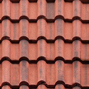 Puede incluir: Primer plano de un tejado de tejas de arcilla roja. Las tejas están dispuestas en forma escalonada, creando una superficie texturizada.