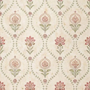 Op de afbeelding: Een herhalend patroon met gestileerde bloemmotieven in roze en groen op een crèmekleurige achtergrond. Het ontwerp bevat sierlijke bloemvormen, delicate wijnranken en kleine bloemaccenten, wat een vintage esthetiek creëert.
