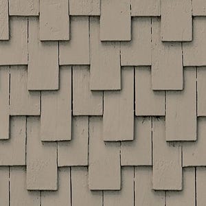 Op de afbeelding: Een close-up van een muur bedekt met lichtbruine houten shingles. De shingles zijn in een verspringend patroon gerangschikt, waardoor een textuur ontstaat.