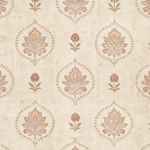 Op de afbeelding: Een herhalend patroon met gestileerde bloemmotieven in perzik, rood en olijfgroen op een crèmekleurige achtergrond. Het patroon bevat grote, sierlijke bloemmotieven en kleinere, eenvoudigere bloemillustraties.