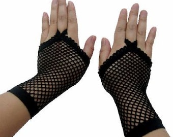 Puede incluir: Un par de guantes de rejilla negros sin dedos con un patrón de malla en forma de diamante. Los guantes se extienden desde los nudillos hasta la mitad del antebrazo y están rematados con una banda de tela negra sólida y un borde festoneado.