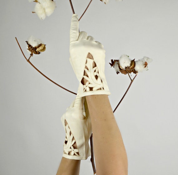 Vintage 1950s White Kid Leather Gloves, Cut Work G