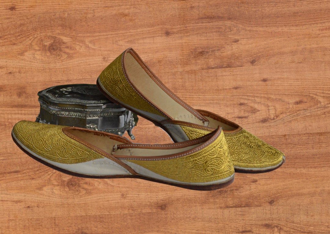 Gold Metallic Closed Toe Flat Shoes, Size 8, Ballet Shoe, Slip On