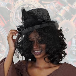 Grijze en zwarte steampunk-tophoed voor dames, hoge hoed met spinnensluier, zwarte roos en veren,
