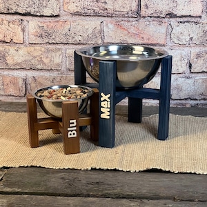 Può includere: Un set di tre tazze in ceramica con finitura opaca e macchiettata. Ogni tazza presenta un colore diverso: azzurro, crema e grigio. Le tazze hanno un design semplice e moderno e un manico comodo.