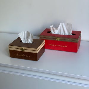 Handgefertigter Serviettenhalter aus Holz mit Sichtplatte - Wählen Sie aus 12 Farben, Personalisierung, Premium-Metallschloss, rutschfeste Silikonfüße
