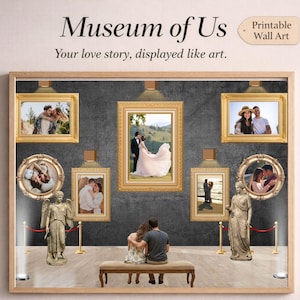 Può includere: Una stampa artistica da parete incorniciata intitolata "Museum of Us" con lo slogan "Your love story, displayed like art". L'opera presenta un'ambientazione da galleria con foto incorniciate di coppie, statue e una coppia seduta su una panchina.