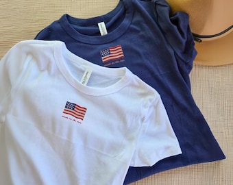 Top corto ricamato Made in USA / T-shirt corta patriottica / Maglietta USA ispirata al vintage / Outfit per il 4 luglio / T-shirt grafica estiva