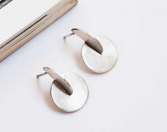 Minimalistische Ohrringe, Geometrische Sterling Silber Ohrstecker, Zeitgenössischer Architekturschmuck, Abstraktes ungewöhnliches Geschenk für Sie, Coole Kreise