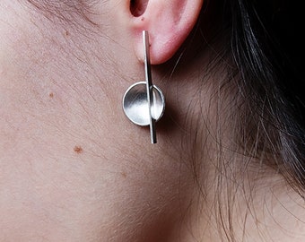 Asymmetrische 925 Silber Ohrringe Bauhaus, Abstrakter zeitgenössischer Schmuck, skulpturale Avantgarde Ohrstecker, minimalistisches architektonisches Geschenk für Sie
