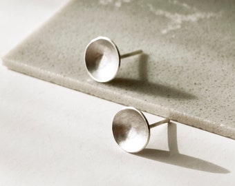 Minimalistische moderne Silberohrringe, Matt kleine Kreis Ohrstecker, handgefertigter zeitgenössischer Schmuck für Frauen, cooles ungewöhnliches Geschenk für sie